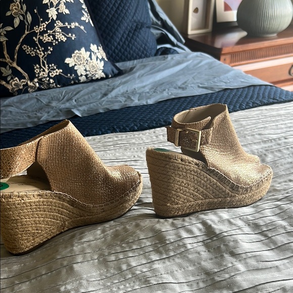 Kenneth Cole New York Cream Wedges with High Heel and Peep-Toe Design - Picture 6 of 7